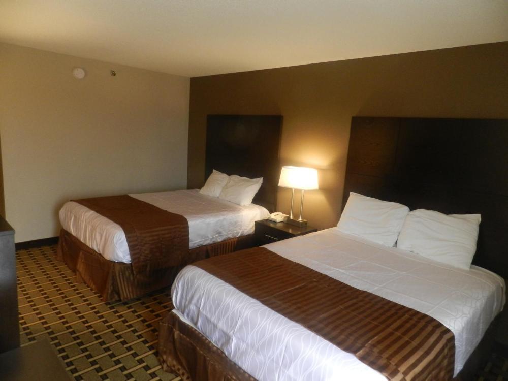 Standard Queen Room with Two Queen Beds - Non-Smoking interior